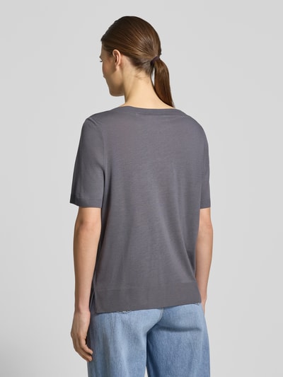 Modelka nosi Regular Fit T-Shirt aus Lyocell-Baumwoll-Mix von Marc O'Polo, efekt: jednolity kolor, krój regular fit, dekolt w łódkę, krótki rękaw, zakończenia prążkowane, drobny splot, mieszanka lyocellu i bawełny, widok całej sylwetki z tyłu.