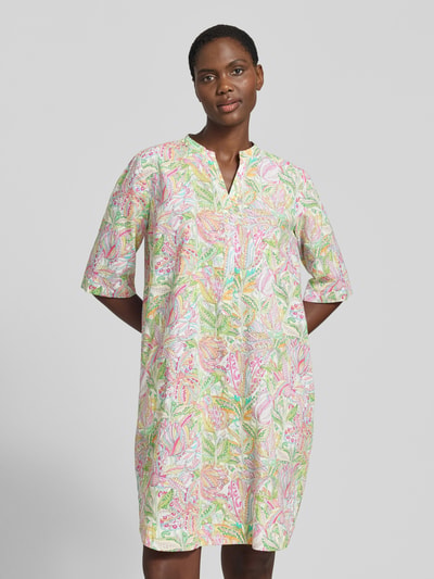 Frauenmodel trägt Knielanges Kleid im Allover-Look mit V-Ausschnitt von Emily Van den Bergh, Reine Baumwolle, Gerader-Schnitt, 1/2-Arm, florale Farben, Ganzkörperansicht von vorne.