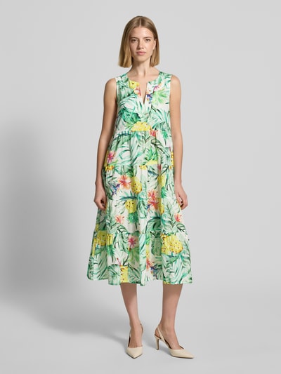 Kobiece model prezentuje sukienka midi z nadrukiem na całej powierzchni marki Midikleid mit floralem Allover-Print von ROBE LÉGÈRE z bawełny, taliowany krój, dekolt z lamówką, bez rękawów, długość tyłu w rozmiarze 36: 115 cm, szerokość w rozmiarze 36: 43 cm; widok całej sylwetki z przodu.