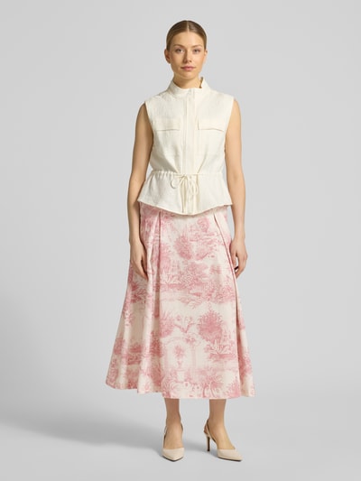 Vrouwenmodel draagt midirok in all-over look met plooien, model 'PALMIRA' van SEDUCTIVE in roze-witte tinten, A-lijn, dames midirok, bandwijdte maat 36: 39 cm, totale lengte maat 36: 88 cm, voorkant volledig te zien, ganzekörperaanzicht van voren.