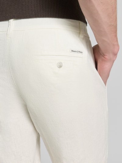 Männermodel trägt Regular Fit Shorts aus reinem Leinen Modell 'RESO JOGGER' von Marc O'Polo, Optik: Unifarben, Material: Leinen, Nahaufnahme Rückansicht.