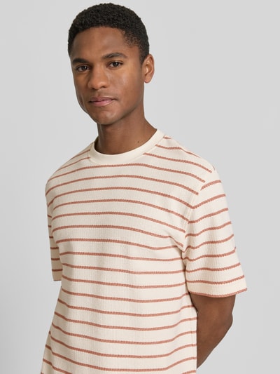 Męski model nosi Regular Fit T-Shirt aus Baumwoll-Mix Modell 'DJANGO' von SELECTED HOMME, efekt: wzór w paski, faktura, okrągły dekolt, mieszanka bawełny, Ganzkörperansicht von vorne