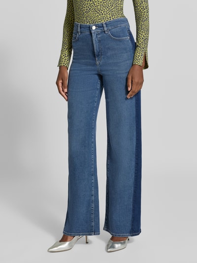 Vrouwenmodel draagt Wide Leg Jeans met Steekzakken van Marc Cain, katoenmix met lyocell, kleurblokken, knoop- en ritssluiting, Bandwijdte maat 36: 38 cm, Binnenbeenlengte maat 36: 86 cm, Ganzkörperaanzicht van voren