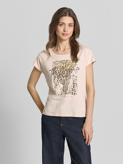 Frauenmodel trägt Regular Fit T-Shirt aus Viskose-Mix mit Animal-Print von Christian Berg Woman in Beige mit Rundhalsausschnitt, Statement-Print und Rückenlänge 57 cm bei Größe S, Ganzkörperansicht von vorne.