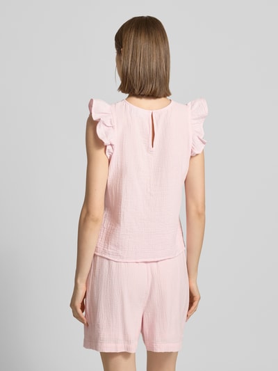 Männermodel trägt Regular Fit Top aus reiner Baumwolle Modell 'SASTINA' von Pieces, efekt: jednolity kolor, cieniowana przędza, okrągły dekolt, wykończenie materiału Ganzkörperansicht Rückansicht
