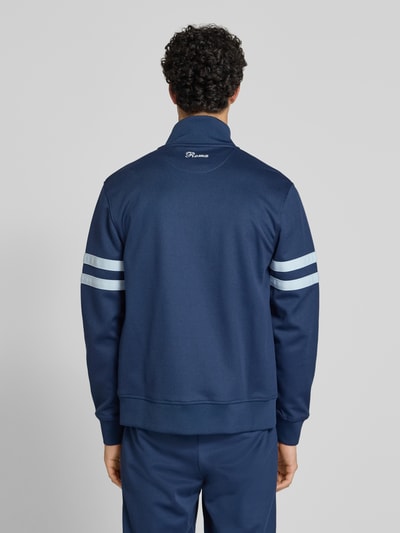 Männermodel trägt rechte heren sweatjack van katoenmix, model 'ROMA' van Ellesse met opstaande kraag, steekzakken, elastische boorden, ruglengte maat M 70 cm, mouwlengte 68 cm, donkerblauw met lichte strepen, ganzkörperansicht rückansicht.