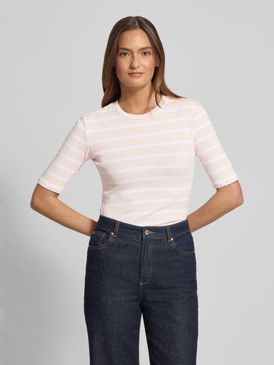 Frauenmodel trägt Basic T-Shirt Ringel O-Neck von Christian Berg Woman in Rosa-Weiß, körpernah, Halbarm, O-Neck, Nahaufnahme Oberkörper.