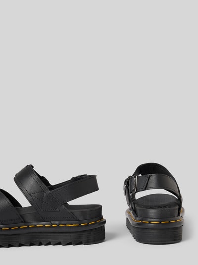 Produktfoto, Sandalette aus Leder Modell 'Voss II' von Dr. Martens, czarne, zaokrąglony nosek, pasek z klamrą, wysokość obcasa 4 cm, skóra