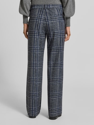 Vrouwenmodel draagt Wide Leg Weite Hose met Viskose-Anteil van Brax, geruit patroon in blauwgrijs, Dames wide leg broek, Ganzkörperansicht achteraan.