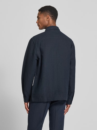 Männermodel trägt Relaxed Fit Hemdjacke aus Leinen-Baumwoll-Mix Modell 'LEROY' von SELECTED HOMME, Optik: Unifarben, Ganzkörperansicht Rückansicht.