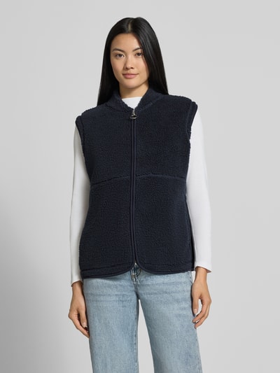 Frauenmodel trägt Regular Fit Weste mit Stehkragen Modell 'SC-ONYX 3' von Soyaconcept in Dunkelblau, Textur in Teddyoptik, Ganzkörperansicht von vorne, Damen Weste von Soyaconcept.