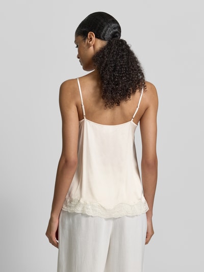 Frauenmodel trägt Regular Fit Blusentop mit Spitzenbesatz von Jake*s Collection in semitransparenter Satin-Optik, Spaghettiträger, Rückenlänge bei Größe 36 44 cm, Ganzkörperansicht Rückansicht.