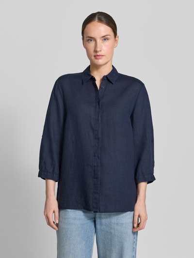 Vrouwenmodel draagt Relaxed Fit linnen blouse met 3/4-mouw model 'Clay' van TONI in donkerblauw, overhemdkraag, knoopsluiting, zuiver linnen, ruglengte maat 36: 63 cm, mouwlengte 36 cm, vooraanzicht bovenlichaam.