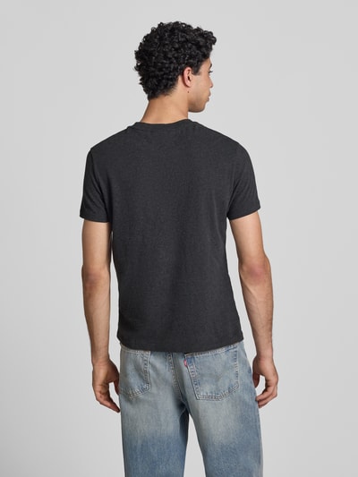 Männermodel trägt Regular Fit Freizeithemd mit Reverskragen von Superdry in Dunkelgrau aus Reine Baumwolle, Ganzkörperansicht Rückansicht. Rückenlänge 66 cm, Schulterbreite 41 cm, Ärmellänge 18 cm bei Größe M, Modern, Knopfleiste.