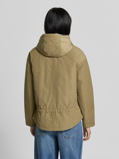 Vrouwenmodel draagt Regular Fit Jacke mit Baumwoll-Anteil van FUCHS SCHMITT, Materiaalmix met katoen, regular fit, capuchon met tunnelkoord, tweewegritssluiting, ruglengte maat 36: 64 cm, schouderbreedte: 53 cm, borstwijdte: 55 cm, mouwlengte: 56 cm, effen lichtbruine kleur, zachte textuur, gebogen zoom, Ganzkörperansicht achteraan.