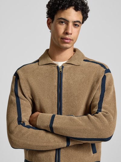Männermodel trägt Regular Fit Strickjacke aus Baumwoll-Mix von Marc O'Polo Denim in Two-Tone-Optik mit Reißverschluss und Label-Patch, Nahaufnahme Oberkörper.
