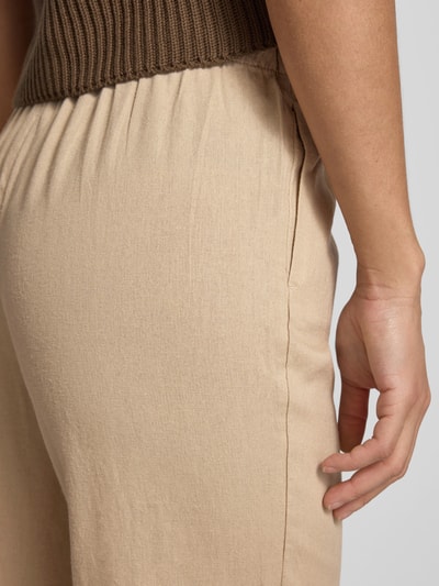Frauenmodel trägt Weite Hose aus Viskose-Leinen-Mix Modell 'GOA' von Only, Optik: Unifarben, seitliche Eingrifftaschen, Nahaufnahme Hüfte.