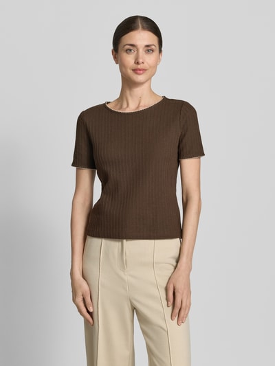 Frauenmodel trägt Strickshirt mit Rundhalsausschnitt von Jake*s Collection aus Reiner Baumwolle, Gerader-Schnitt, Semitransparent, Ganzkörperansicht von vorne.