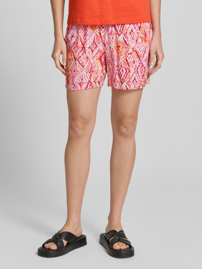 Vrouwenmodel draagt Loose Fit Shorts uit pure viscose model 'EASY JOY' van Vero Moda, allover-patroon, elastische tailleband, steekzakken, vooraanzicht tot de knie