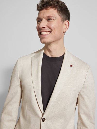 Männermodel trägt Regular Fit Blazer aus Viskose-Mix mit Zierbesatz von Roy Robson, beige Farbe, Nahaufnahme Oberkörper.