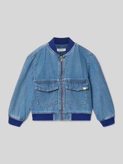 Produktfoto, Jeansjacke mit rückseitigem Statement-Stitching von BILLIEBLUSH aus blauem Stretch-Denim mit Pattentaschen und Rippbündchen.