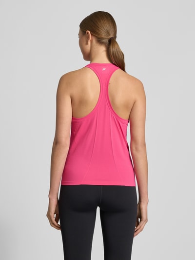 Frauenmodel trägt Slim Fit Top mit Rundhalsausschnitt Modell 'Feather' von Fabletics, Elastischer-Material-Mix, Ärmelloses-Design, Rückenlänge 55 cm, leuchtend pink, glatte Textur, Ganzkörperansicht Rückansicht.