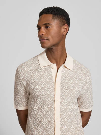Männermodel trägt Strickshirt mit Polokragen und durchgehender Knopfleiste von MCNEAL, Allover-Muster, Slim Fit, Nahaufnahme Oberkörper.