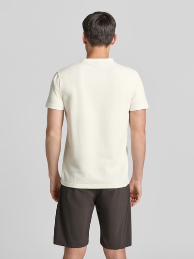 Männermodel trägt T-Shirt mit Strukturmuster und Logo-Stitching von Lerros, Baumwoll-Mix mit Stretch-Anteil, Regular-Fit, Rundhalsausschnitt, Rückenlänge bei Größe M 75 cm, helles Design, glatte und strukturierte Oberfläche, Ganzkörperansicht Rückansicht.