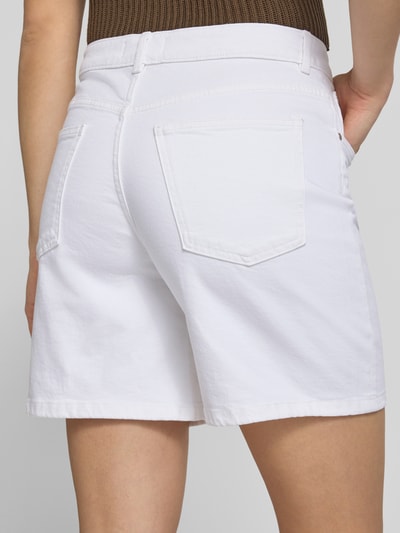 Frauenmodel trägt Straight Fit Shorts in Denim-Optik von REVIEW, weiß, 5-Pocket-Design, elastischer Baumwoll-Mix, Ganzkörperansicht Rückansicht.