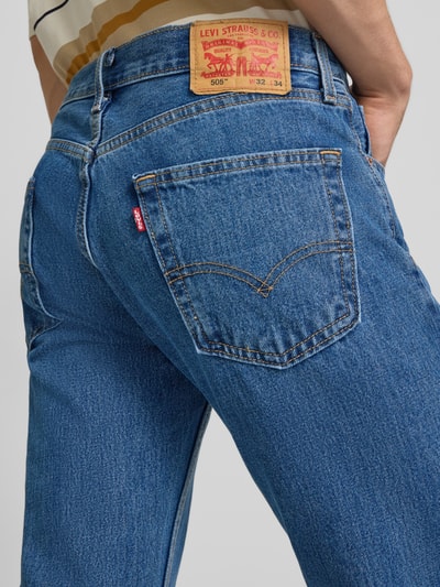 Männermodel trägt blaue Straight Fit Jeans aus reiner Baumwolle Modell '505™' von Levi's®, kräftige Textur, Ganzkörperansicht Rückansicht.