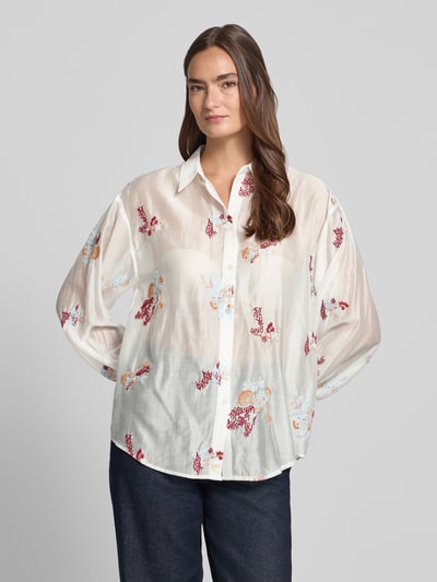 Vrouwenmodel draagt Regular Fit blouse met stitchings model 'Sabine' van MSCH Copenhagen, lyocellmix, overhemdkraag, knoopsluiting, ruglengte 45 cm, mouwlengte 55 cm, transparant wit met rode en blauwe motieven, rechte vorm, fijne textuur. Ganzkörperansicht van voren.