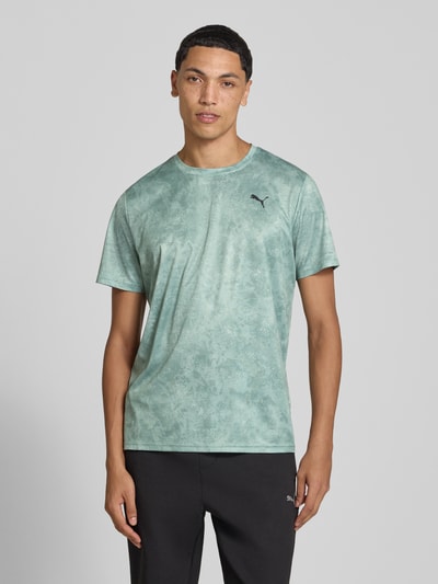 Männermodel trägt Regular Fit Sport-T-Shirt mit Logo-Print Modell 'M TAD ESSENTIALS' von PUMA in mintgrün, Ganzkörperansicht von vorne, Herren Sport-T-Shirt von PUMA Performance.