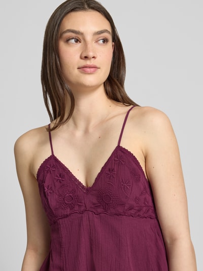 Frauenmodel trägt Minikleid aus reiner Baumwolle Modell 'PANOLA' von Only in Optik: Unifarben mit Stickerei, Nahaufnahme Oberkörper.