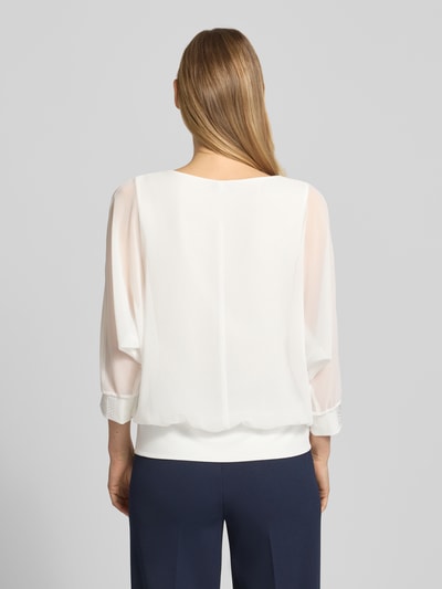 Männermodel trägt Blusenshirt mit Ziersteinbesatz von Vera Mont, krój regular fit, rękaw 3/4, kolor biały, widok całej sylwetki z tyłu.