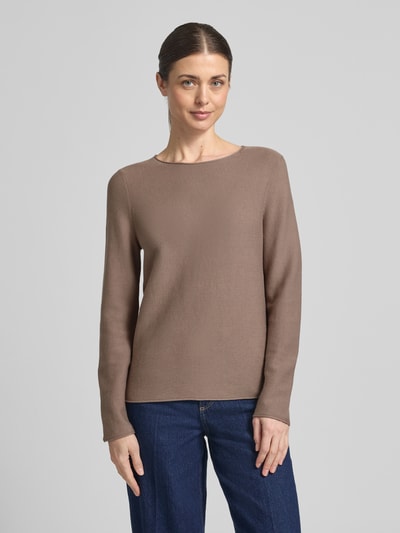 Vrouwenmodel draagt Regular Fit gebreide pullover uit puur katoen van Marc O'Polo, look: effen, lange mouw, ronde hals, rolzoom, applicatie met labelstitching, materiaalverwerking: knitwear, kleur: bruin, pasvorm: regular fit, materiaal: katoen, voorkant, bovenlichaam close-up.