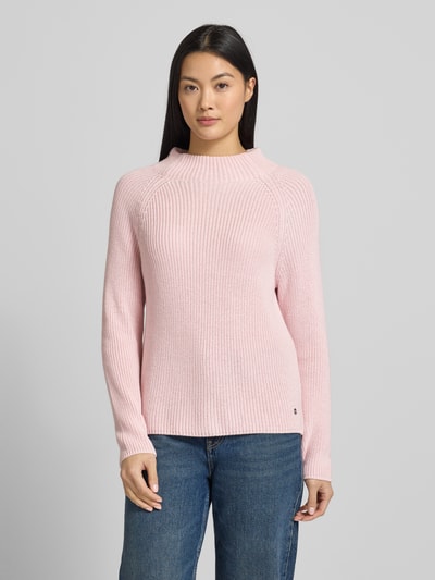 Frauenmodel trägt Strickpullover mit Stehkragen von monari aus Baumwoll-Mix, Regular-Fit, Label-Detail, rosa, Ganzkörperansicht von vorne.