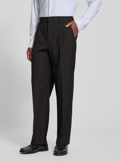 Männermodel trägt Straight Fit Hose mit Viskose-Anteil von Jake*s in Schwarz, Bundfalten, Eingriff- und Gesäßtaschen, Nahaufnahme Oberkörper. Material-Mix elastisch, Knopf- und Reißverschluss, Bundweite 44 cm, Innenbeinlänge 78 cm.