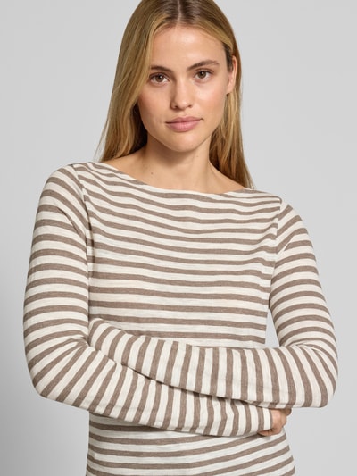 Frauenmodel trägt Regular Fit Langarmshirt aus reiner Baumwolle von Marc O'Polo, creme-braun gestreift, weiche Textur, Nahaufnahme Oberkörper, Damen Langarmshirt von Marc O'Polo.
