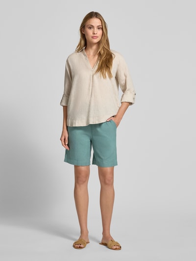Frauenmodel trägt Leinenshorts mit elastischem Bund Modell 'Lava' von FREE/QUENT im Leinen-Mix mit Viskose-Anteil, Loose-Fit, Mint-Ton, Kordelzug und französische Eingrifftaschen, Bundweite bei Größe S 39 cm, Innenbeinlänge 50 cm, Ganzkörperansicht von vorne.