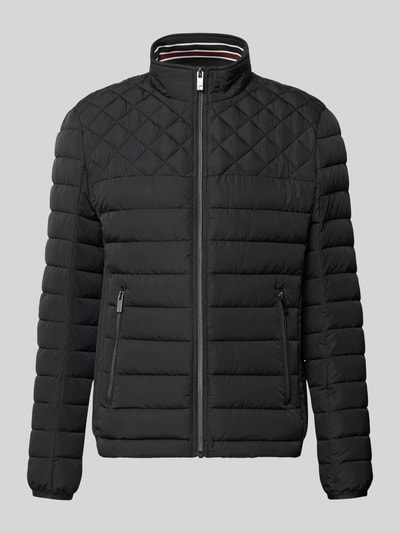 Produktfoto, gewatteerd jack met opstaande kraag en ritszakken van Christian Berg Men, regular fit, zwart, horizontale en ruitvormige doorgestikte naden, rits en gladde textuur, Heren, Ruglengte maat M 68 cm, schouderbreedte 48 cm, borstwijdte 60 cm, mouwlengte 69 cm