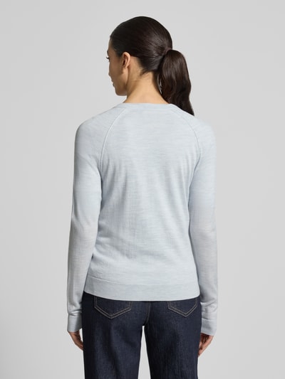 Frauenmodel trägt Shaped Fit Sweatjacke aus reiner Schurwolle Modell 'Fonami' von BOSS, Optik: Unifarben, Strick, Ganzkörperansicht Rückansicht.