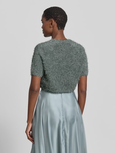 Frauenmodel trägt Cropped Bolero mit 1/2-Arm von V.M. in Grau, gerade geschnitten, offene Front, flauschige Textur, Rückansicht, Ganzkörperansicht.