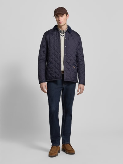 Männermodel trägt Steppjacke mit Umlegekragen von Barbour, Regular-Fit, Unifarbenes-Design, Steppnähte, Ganzkörperansicht von vorne.
