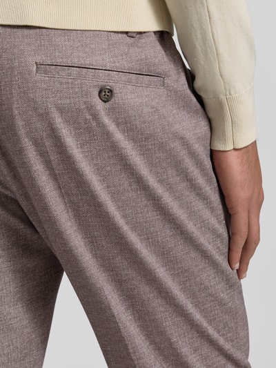 Mężczyzna nosi Straight Fit Anzughose mit Viskose-Anteil Modell 'Rick' od Pierre Cardin, tkanina beżowa z widoczną fakturą, spojrzenie z tyłu, zbliżenie na biodro, krój straight fit, elastyczny materiał, tylne kieszenie, szerokość w rozmiarze 50: 39 cm, długość nogawki od wewnątrz: 81 cm.