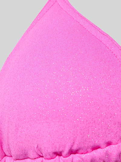 Frauenmodel trägt Schimmerndes Bikini-Oberteil Modell 'CRICO SPARKLESUN' von Banana Moon, leuchtendes Pink, Glitzer-Optik, Material-Mix mit Stretch-Anteil, Körpernahe Passform, Nahaufnahme Oberkörper.