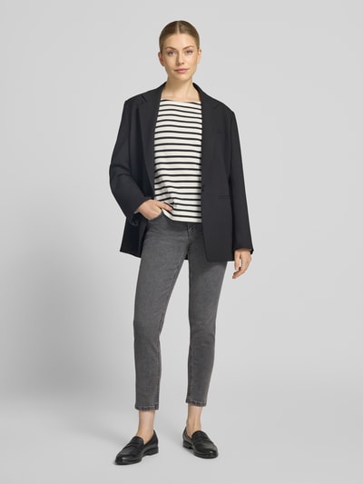 Vrouwenmodel draagt grijze skinny fit jeans uit elastische katoenmix Model 'MONROE' van Liu Jo White, 5-pocketmodel, riemlussen, knoop- en ritssluiting, bandwijdte maat 27: 36 cm, binnenbeenlengte maat 27: 68 cm, voorkant volledige lichaamsaanzicht.