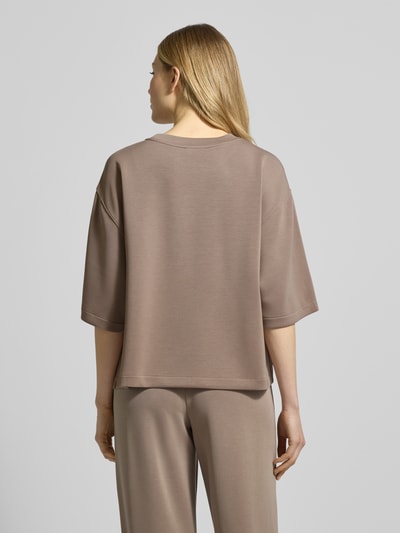 Kobiece modelka nosi T-shirt aus Modal-Mix mit Rundhalsausschnitt von Jake*s Casual, damski t-shirt, mieszanka modalu z dodatkiem streczu, krój relaxed fit, okrągły dekolt, widok całej sylwetki z tyłu