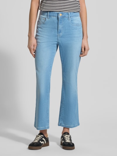 Frauenmodel trägt Bootcut Jeans aus Baumwoll-Mix Modell 'DREAM KICK' von MAC in Hellblau, 5-Pocket-Design, verkürzte Passform, Ganzkörperansicht von vorne.