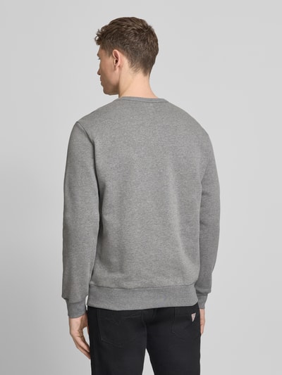 Mannelijk model draagt 'Sweatshirt mit Logo' van GAP in grijs, katoenmix, regular fit, ronde hals, ruglengte maat M 70 cm, mouwlengte 67 cm. Ganzkörperaanzicht achterkant.