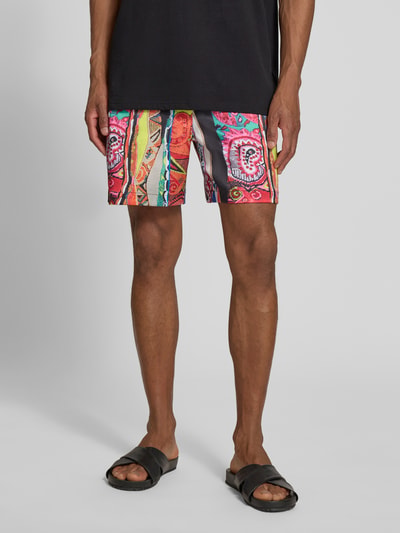 Männermodel trägt Straight Fit Shorts mit elastischem Bund Modell 'Resort' von COLUCCI, bunte Farben, elastischer Material-Mix, Nahaufnahme Oberschenkel, Vorderansicht.